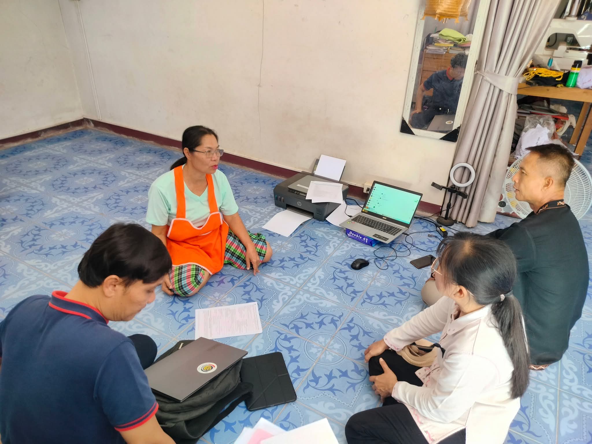 พช.ดงหลวง : ลงพื้นที่ติดตามและให้คำแนะนำแก่กลุ่มผู้ผลิต ผู้ประกอบการ OTOP ในพื้นที่ตำบลกกตูม ที่มีความสนใจเข้าร่วมโครงการ “คนละครึ่งพลัส”