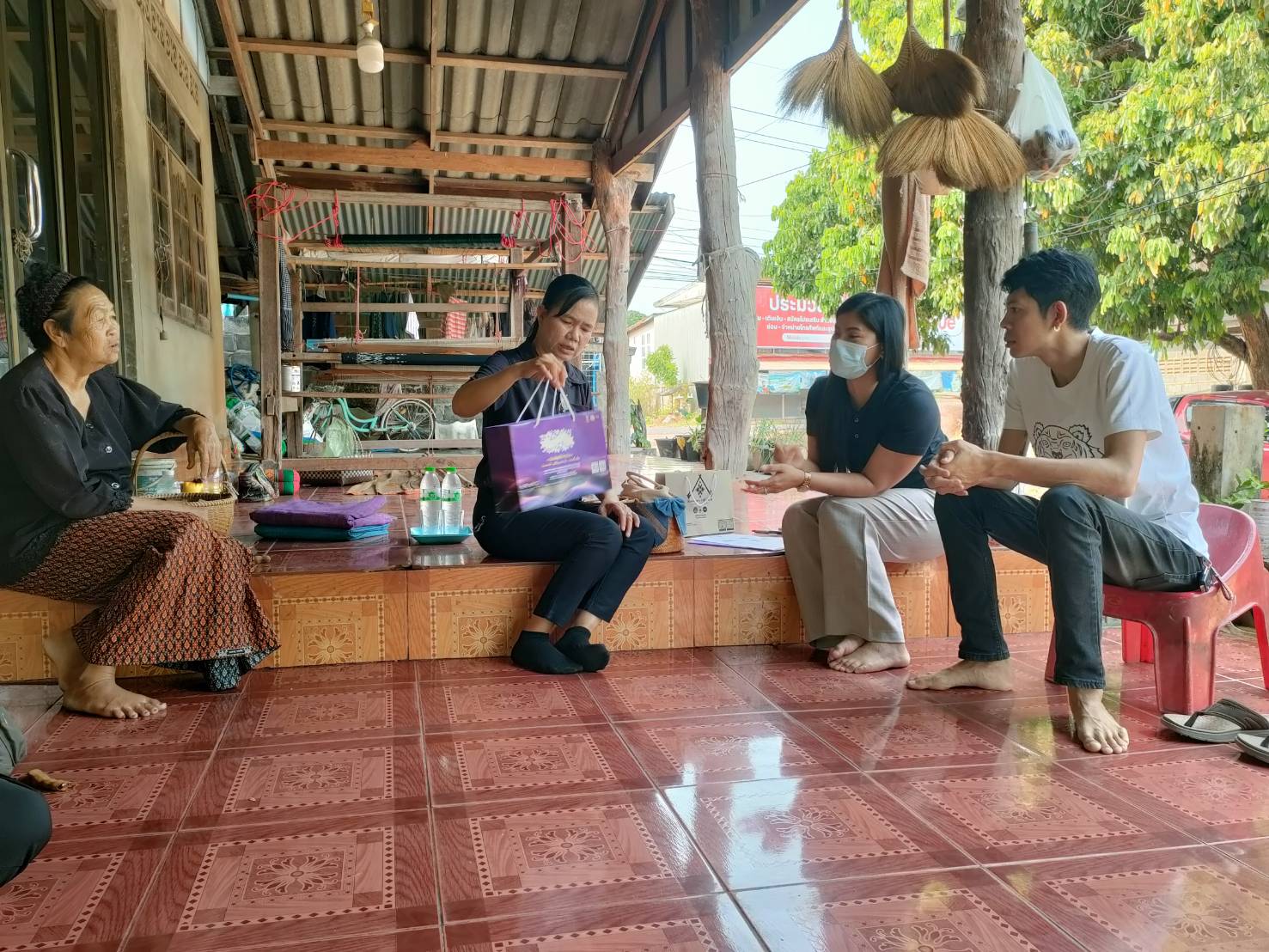 🛍️ พช.ดงหลวง : ลงพื้นที่ติดตามการดำเนินงานพัฒนาผู้ผลิต ผู้ประกอบการ OTOP ภายใต้โครงการ KBO จังหวัด ประจำปี 2569