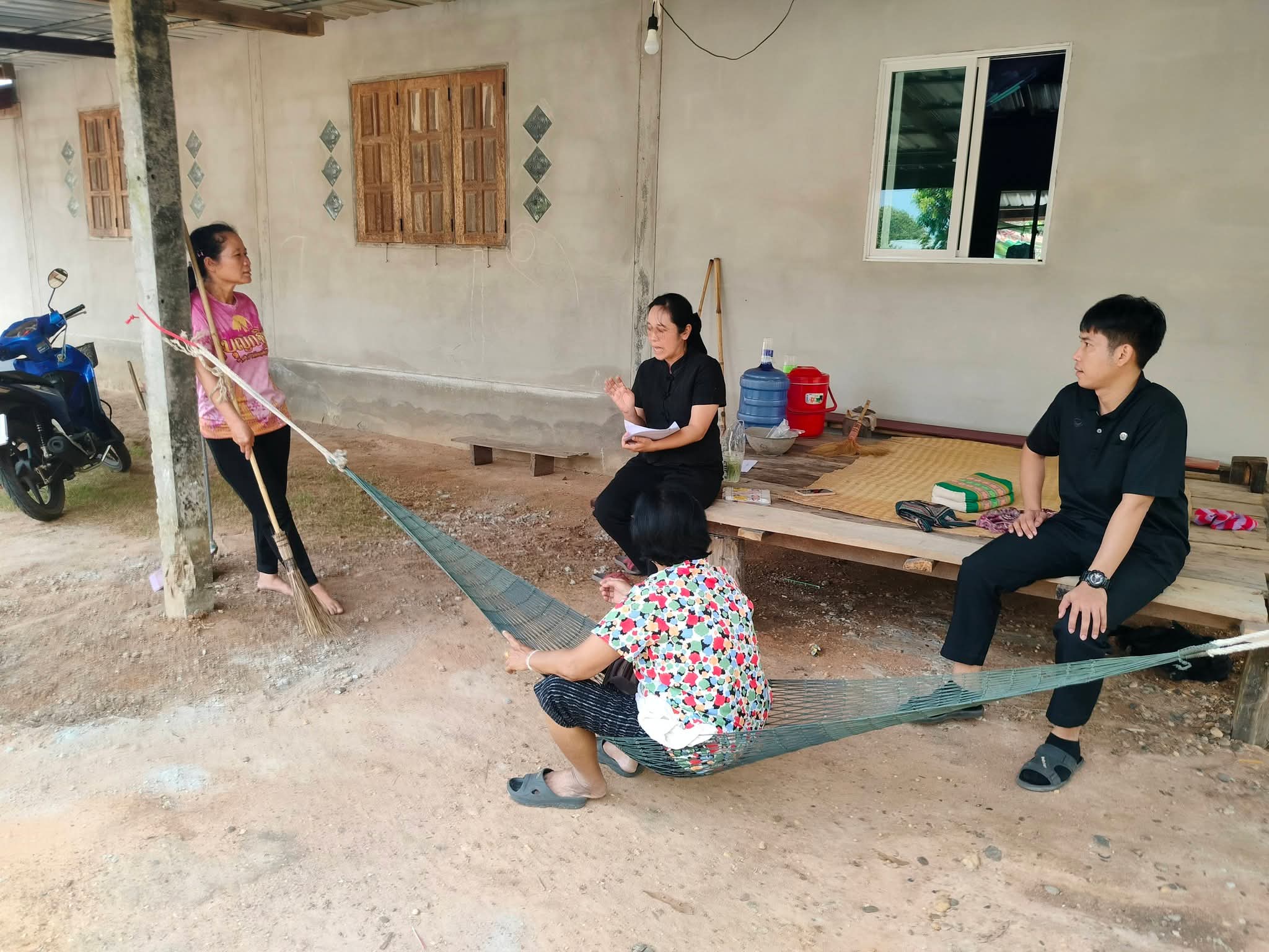 💐 พช.ดงหลวง : ลงพื้นที่ติดตามหนี้กองทุนพัฒนาบทบาทสตรีที่เกินกำหนดชำระ เพื่อเชิญเข้าร่วมการไกล่เกลี่ย