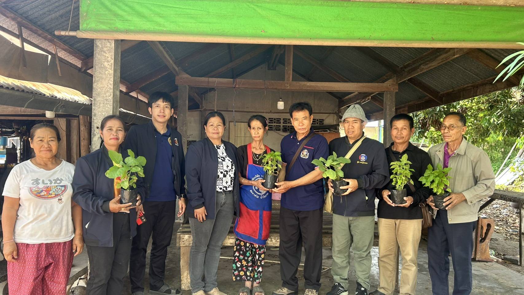 🌱 พช.ดงหลวง : ดำเนินกิจกรรมมอบต้นพันธุ์พืชผักสวนครัว และเมล็ดพันธุ์ ให้แก่ครัวเรือนผู้มีรายได้น้อย
