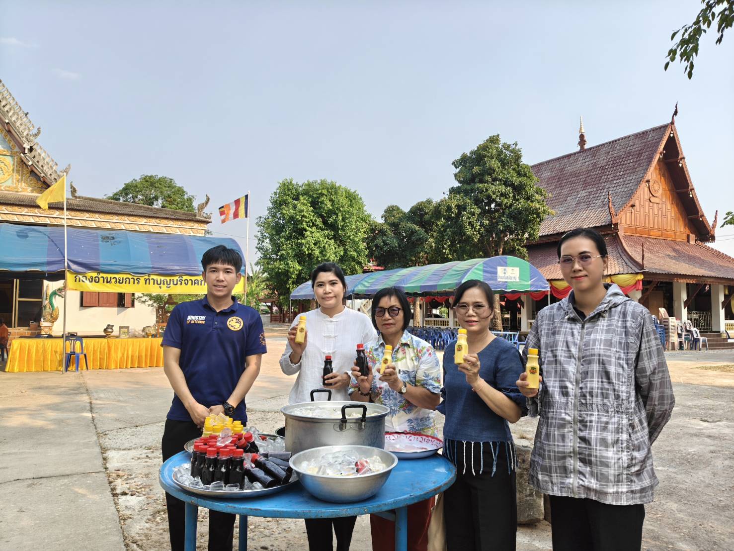 พช.ดงหลวง : ถวายน้ำปานะให้แก่สามเณรบวชภาคฤดูร้อน เพื่อเฉลิมพระเกียรติสมเด็จพระนางเจ้าสิริกิติ์