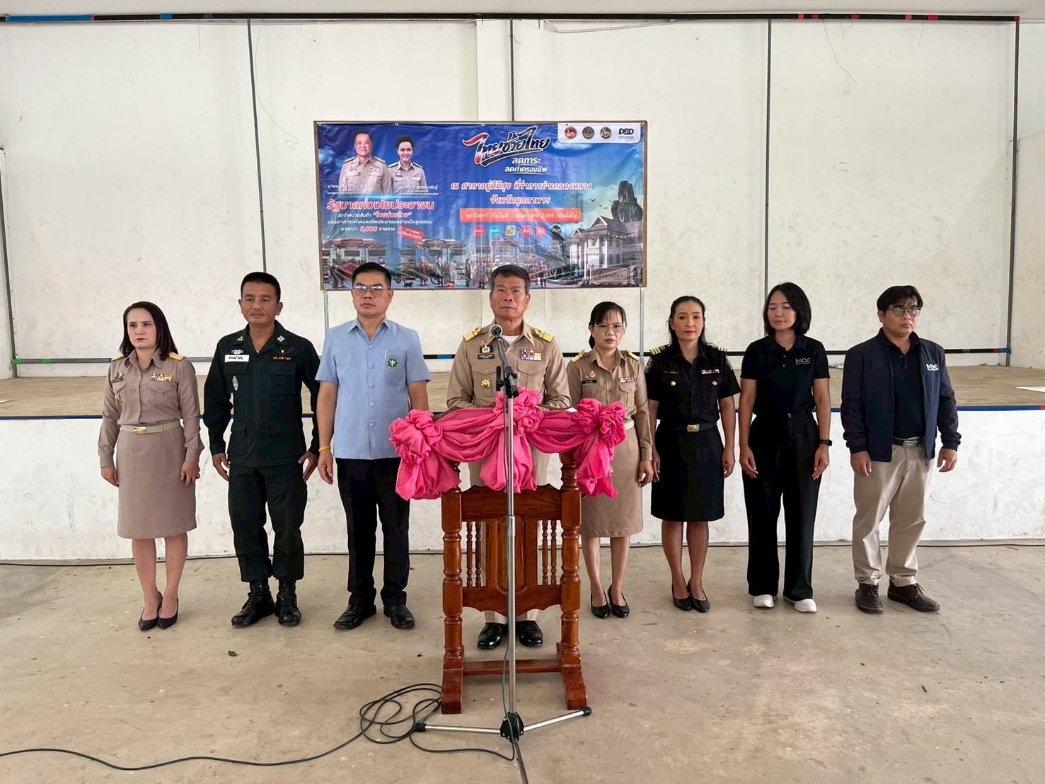🍰พช.ดงหลวง : จัดตลาด “ไทยช่วยไทย” สินค้าห้างดัง–OTOP–โคกหนองนา ลดกระหน่ำทุกวันศุกร์ 🛍️✨