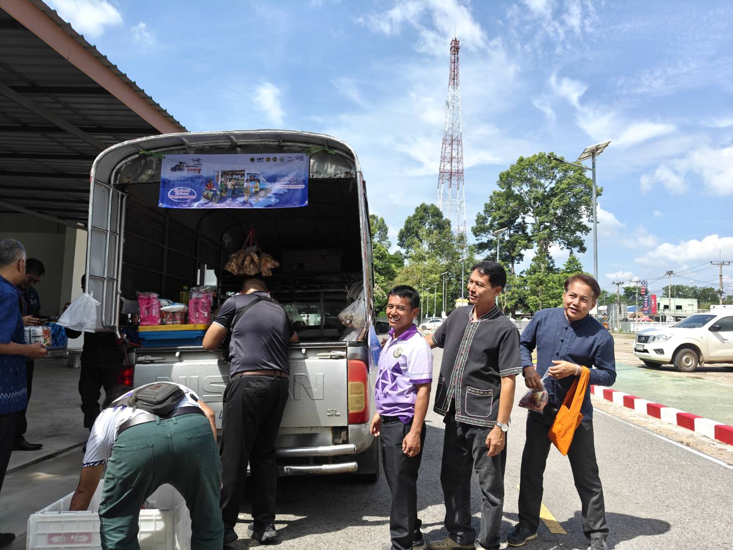 🛣️พช.ดงหลวง : ร่วมพิธีเปิดโครงการ “ไทยช่วยไทย ลดภาระค่าครองชีพ ผ่านเครือข่ายรถพุ่มพวง” พร้อมจำหน่ายสินค้า OTOP และผลิตภัณฑ์โคก หนอง นา 🛍️🚚✨
