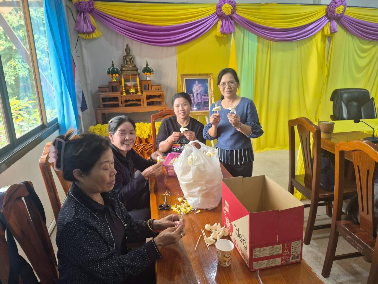 📢🌼 พช.ดงหลวง ลงพื้นที่ตำบลชะโนดน้อย เยี่ยมให้กำลังใจและสนับสนุนการจัดทำดอกไม้จันทน์ ร่วมกับภาคีเครือข่ายและประชาชนจิตอาสา