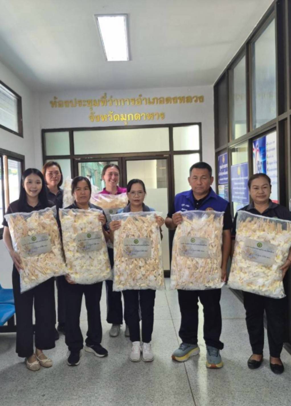 📢🌼 พช.ดงหลวง รับมอบดอกไม้จันทน์จากองค์การบริหารส่วนตำบลชะโนดน้อย จำนวน 1,500 ดอก เพื่อใช้ในพระราชพิธีถวายพระเพลิงพระบรมศพ สมเด็จพระนางเจ้าสิริกิติ์ พระบรมราชินีนาถ พระบรมราชชนนีพันปีหลวง