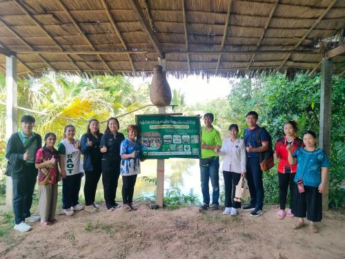 พช.ดงหลวง : ร่วมกับสาธารณสุขจังหวัดมุกดาหาร ลงพื้นที่เยี่ยมกลุ่มผู้ผลิต OTOP สมุนไพรบ้านปากช่อง เพื่อขอรับรองมาตรฐาน อย.